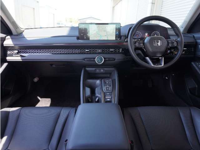 視界広々で非常に運転しやすくロングドライブでも疲れを感じさせないすっきりとまとまったインパネ周りです。
