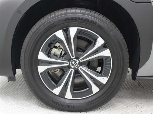 光輝とブラック塗装で先進性を演出したアルミホイール　タイヤサイズ235/60R18