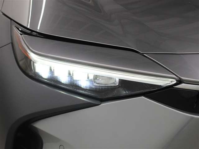 LEDの配光範囲をを細やかに制御し、先行車や対向車に光が当たる部分だけを自動的に遮光する「アダプティブハイビームシステム」が採用されています。