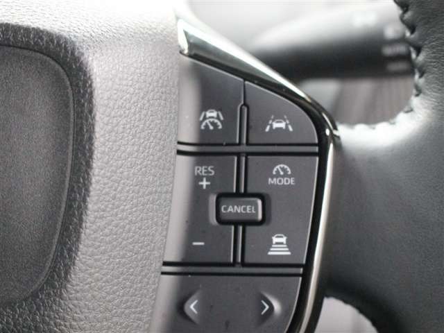レーダークルーズコントロール作動時に車線維持に必要な運転操作の支援を行う「レーントレーシングアシスト(LTA)」を搭載しています。