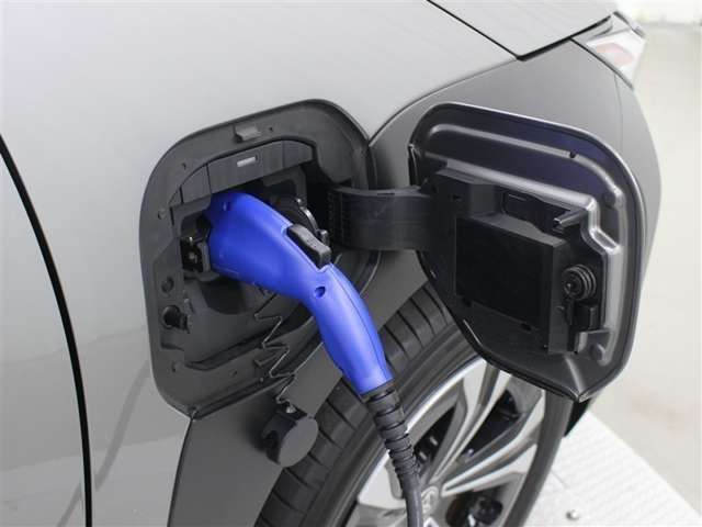 駆動用バッテリーの容量は71.4kWh、新開発の大型セルを96個パックしたもので、出力7kWまでの普通充電と150kWまでの急速充電に対応します。