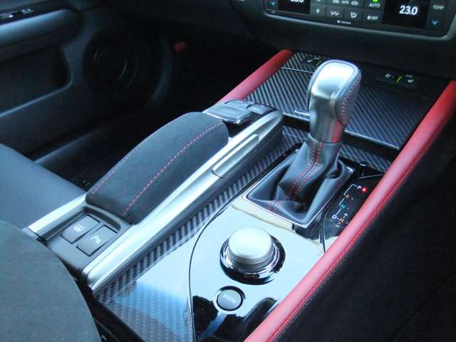 いつもの運転姿勢のまま、自然な感覚でナビゲーションやオーディオなどの操作が可能なリモートタッチとダイヤル操作で走行モードの切り替えが可能なドライブモードセレクトを装備しております。