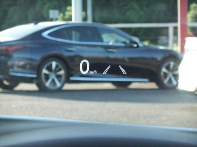 メーカーオプション【カラーヘッドアップディスプレイ】アイコンの重要なパートをカラー表示することで、情報を瞬時に認識できるほか、高輝度、高コントラストの表示により、日中でも高い視認性を確保します。