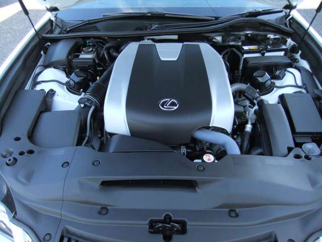 同じ3500ccエンジン搭載のGS450hが295馬力に対してGS350は318馬力を誇ります。ちなみに、GS300hは178馬力、ターボモデルのGS300でも245馬力です（カタログ値）