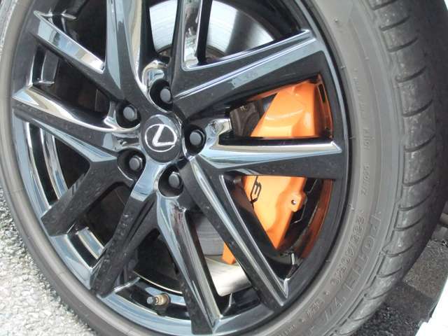 “F SPORT”専用オレンジブレーキキャリパー（フロント・リヤ/フロントLEXUSロゴ）