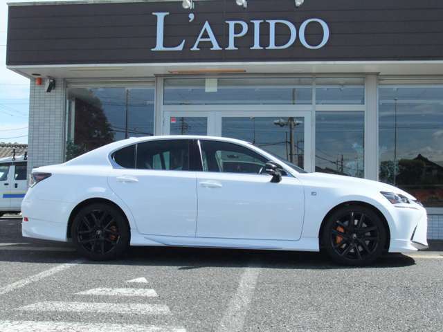 フロント235/40R19＋リヤ265/35R19タイヤ＆“F SPORT”専用アルミホイール（特別仕様車専用ブラック塗装＋ブラックナット）