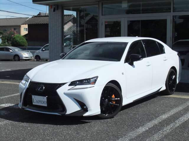 LEXUSの走りの象徴である“F”から継承した数々のアイテムを採用。スピンドルグリルやアルミホイール、ドアミラーやリヤスポイラーなどにブラックの配色を施し力強い走りを想起させる精悍なスタイリングとなります