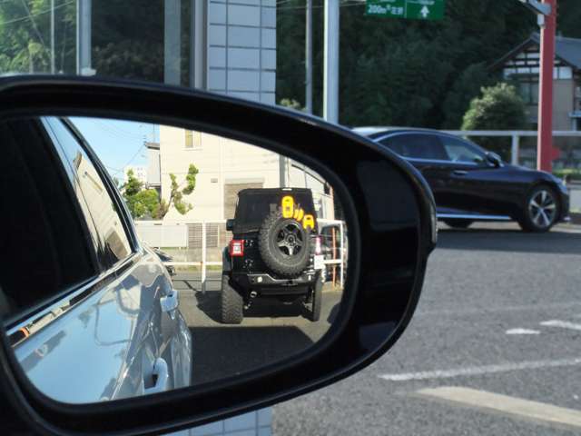 【ブラインドスポットモニター】ドアミラーでは確認しにくい後側方エリアから接近してくる車両を検知し、ドアミラー内のインジケーターが点滅し、注意喚起します。