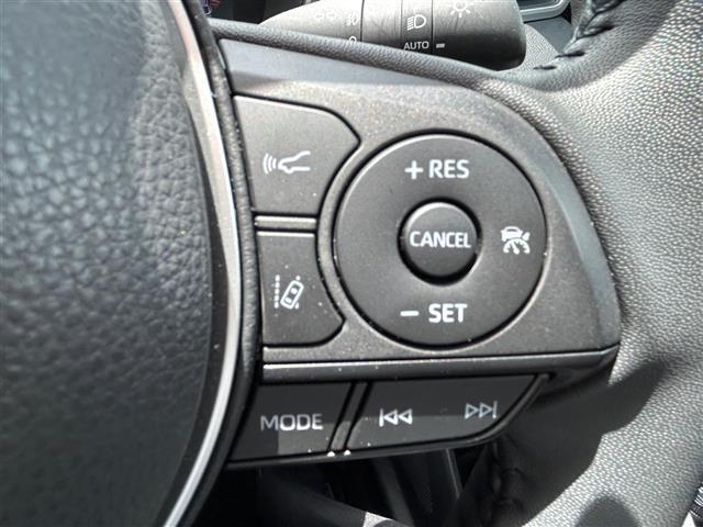 【レーントレーシングアシスト（LTA）】レーダークルーズコントロール使用時に、車線の中央を走るように支援したりお知らせしたりして、車線逸脱を防ぎます！機能には限界があるためご注意ください。