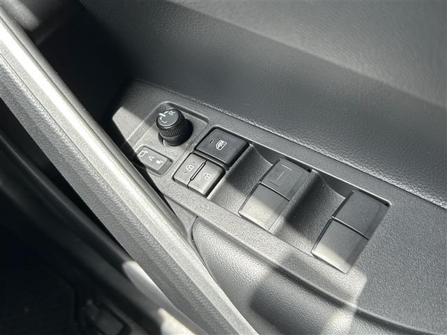 【電動格納ミラー】運転席のスイッチで、ドアミラーの開閉や角度の調整ができます。
