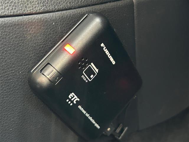 【ETC】有料道路を利用する際に料金所で停止することなく通過できる、ETC車載器（ノンストップ自動料金収受システム機器）が装備されています。セットアップを行うことで利用可能になります。