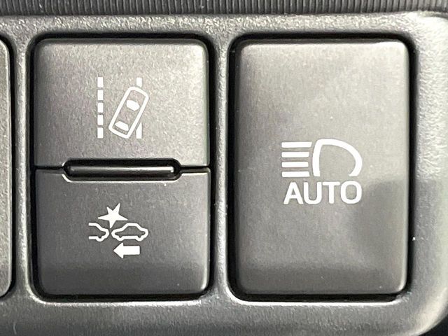 【アダプティブハイビーム】遠くまで明るく照らすハイビームを先行車や対向車に照射しない様、自動で調整！毎回手動で切り替える必要がなく、夜間走行時のストレスも軽減。安全性向上にも寄与します。
