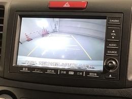 リバースギアに入れるだけで後方の表示へ切り替わります。夜間や雨の日の駐車も楽になりますよ。