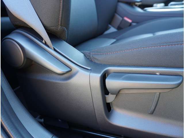 フロントシートは、ゆったり座れるサイズにしたうえ、シートバックと座面に振動吸収ウレタンを採用しました。
