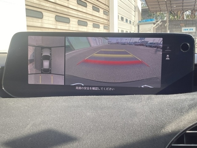 車両の前後左右に備えた計4つのカメラを活用し、車両を上方から俯瞰したようなトップビューを表示。さらに、リア・クロス・トラフィック・アラートやパーキングセンサーで、対象車両や物を検知して知らせます。
