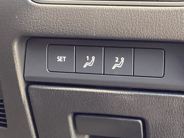 運転席側は、ご自身のシートポジションを記憶させる事ができます。ご主人様と奥様で、それぞれ設定するのもいいですね♪♪