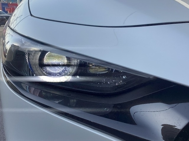 【アダプティブLEDヘッドライト】複数に分割したLEDを個別に自動点灯/消灯し、面倒な操作なしに夜でも見やすい前方視界をつくり出します。