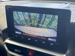 【バックカメラ】駐車時に後方がリアルタイム映像で確認できます。大型商業施設や立体駐車場での駐車時や、夜間のバック時に大活躍！運転スキルに関わらず、今や必須となった装備のひとつです！