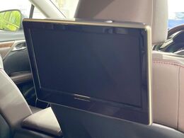 【リヤシートエンターテインメントシステム】後席にお座りの方も大満足の、人気メーカーオプションを装備。専用の音響システムと、大画面のモニターで移動中もDVD等をお楽しみいただけます。