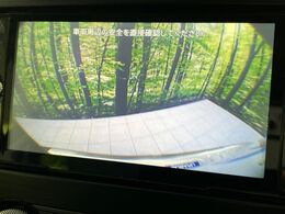 【バックカメラ】駐車時に後方がリアルタイム映像で確認できます。大型商業施設や立体駐車場での駐車時や、夜間のバック時に大活躍！運転スキルに関わらず、今や必須となった装備のひとつです！