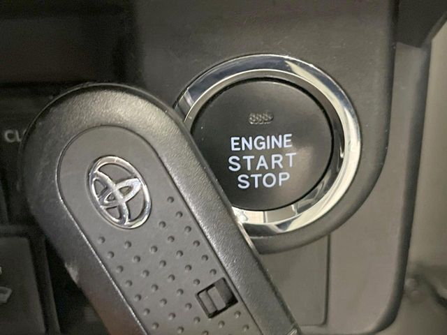 【スマートキー】カバンやポケットに入れたままでもドアの施錠・解錠が可能なスマートキーを装備。エンジンのオン・オフ時もカギを取り出す必要が無いからとっても便利です♪
