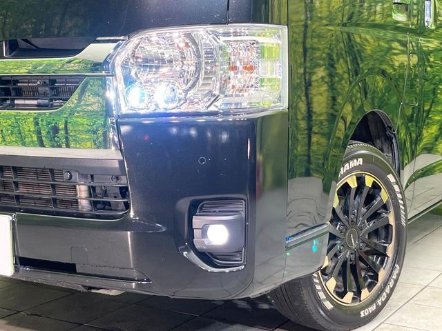 【LEDヘッドライト】悪天候や夜間走行時も良好な視界を確保し安心して運転できる高輝度LEDヘッドライトを装備！点灯速度が早く、消費電力も抑えられています。