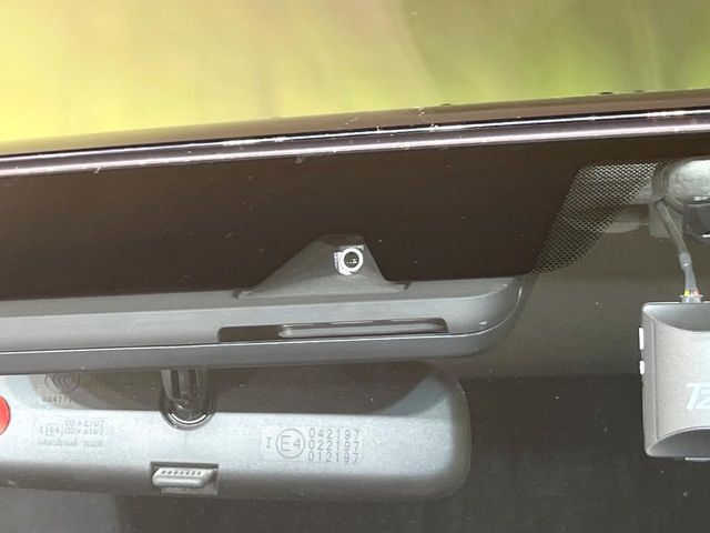 【トヨタセーフティセンス】走行中に前方の車両等を認識し、衝突しそうな時は警報とブレーキで衝突回避と被害軽減をアシスト。より安全にドライブをお楽しみいただけます。