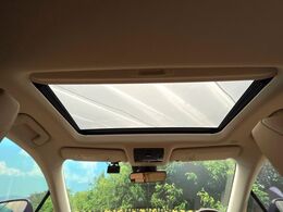 【サンルーフ】開放感たっぷりの希少装備、サンルーフが装着されています！車内に明かりを取り入れたり景色を楽しむ以外にも、車内の空気も簡単に換気できて快適です！