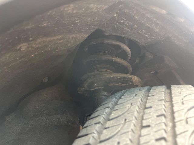 お車を安心してお乗りいただく為には、足回りの定期点検が欠かせません。サービスサポート（有償保証）では無料点検もご提供しており、安心のカーライフをお過ごしいただけるサポート体制が整っています。
