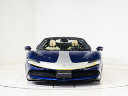 外装には深みのあるBlu Tour De Franceを纏い、力強さとエレガンスを兼ね備えた佇まいを演出。