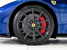 カーボンファイバーホイールを採用し、軽量化と剛性を両立。俊敏なハンドリングを可能にします。