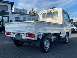 当店はホワイトカラー・ブラックカラーを中心に30台前後の中古車を展示・販売いたしております！