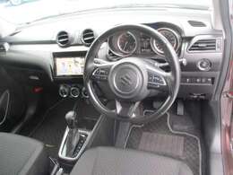 オートエアコン付きですので、運転に集中したまま温度調節が可能です。こうゆう細かな装備が想像以上に重宝します。