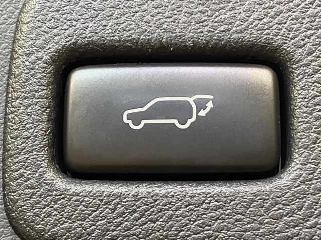 【パワーバックドア】スマートキーや運転席のボタンを押すだけでリアゲートが自動で開閉します！荷物を持っている時や、高い位置にあるバックドアを閉める際に便利な機能です♪