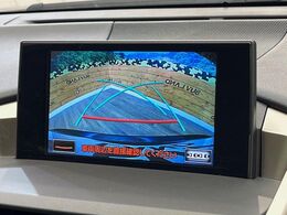 【バックカメラ】駐車時に後方がリアルタイム映像で確認できます。大型商業施設や立体駐車場での駐車時や、夜間のバック時に大活躍！運転スキルに関わらず、今や必須となった装備のひとつです！