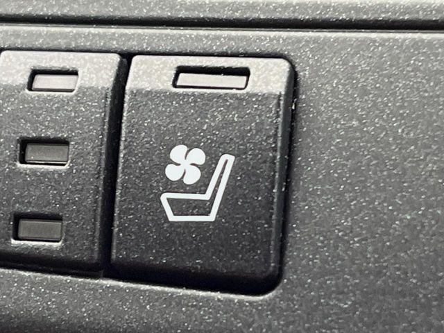 【シートベンチレーション】夏場は涼しい風でお尻や背中の熱やムレを防ぎ、冬はエアコンよりも早く温まってポカポカに！季節を問わず快適に過ごせます。