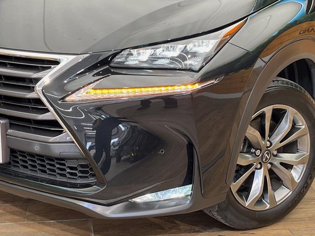【LEDヘッドライト】悪天候や夜間走行時も良好な視界を確保し安心して運転できる高輝度LEDヘッドライトを装備！点灯速度が早く、消費電力も抑えられています。