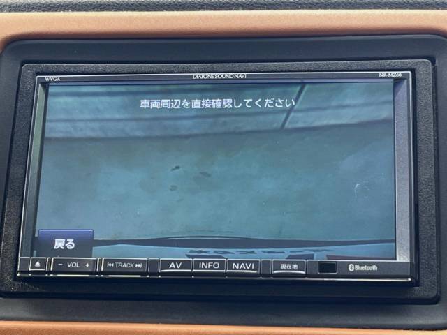 【バックカメラ】駐車時に後方がリアルタイム映像で確認できます。大型商業施設や立体駐車場での駐車時や、夜間のバック時に大活躍！運転スキルに関わらず、今や必須となった装備のひとつです！