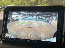 【バックカメラ】駐車時に後方がリアルタイム映像で確認できます。大型商業施設や立体駐車場での駐車時や、夜間のバック時に大活躍！運転スキルに関わらず、今や必須となった装備のひとつです！
