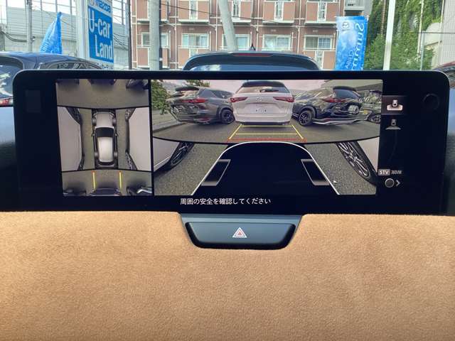 シースルー機能付き360°ビューモニターでは、両サイドとフロント、バックカメラの合成で、あたかも上空から見下ろした様に周囲を確認して頂けます。駐車場だけでなく、T字路等でも活躍のアイテムです。