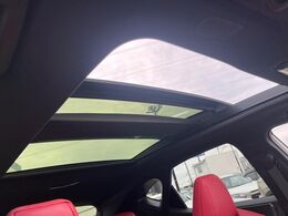 【大型サンルーフ】車内の解放感が一気に上がる大型のパノラマルーフ！季節を問わず開放的で快適なドライブをお楽しみいただけます。流通量も少なく希少価値の高い人気の装備です♪