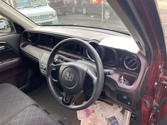 運転席　インパネシフトで足元　インパネ廻りの画像です。