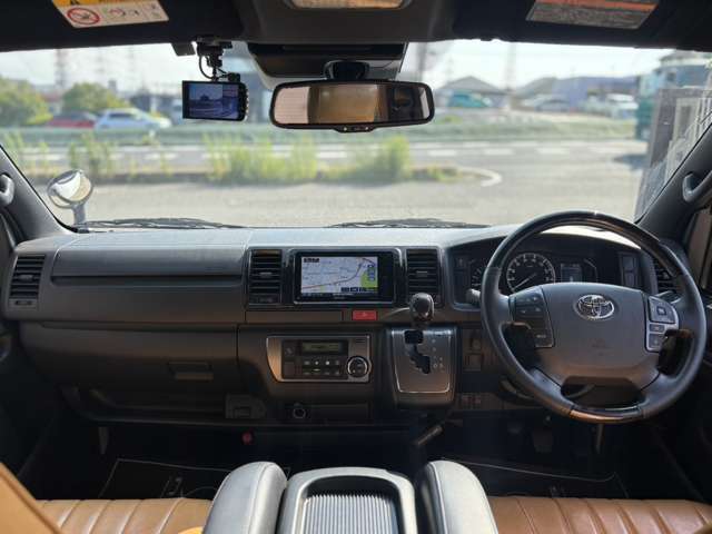 アイポイントも高く回転半径も小さいお車ですので運転もしやすいです。男性の方はもちろん女性にもオススメのお車なんです。また当社にてインテリア周りのハンドルやパネルなどのカスタマイズも可能です。