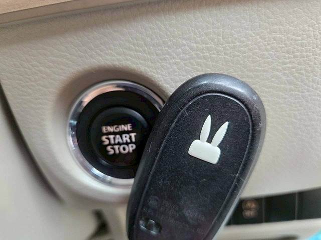 【スマートキー・プッシュスタート】キーを身につけている状態なら、ドアに付いているスイッチを押すだけで、ドアロックの開閉ができる機能。エンジン始動も便利です。
