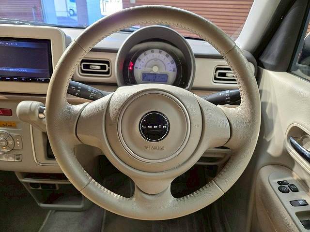 【ステアリングスイッチ】を装備しております。オーディオ操作をハンドルで行うことが可能です。