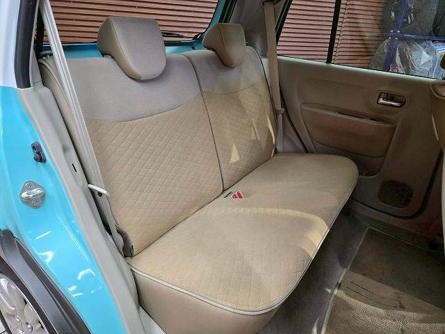 セカンドシートは大人二人が乗っても十分なスペースが確保されております。各種「室内除菌抗菌コーティング」「室内クリーニング」も取り揃えておりますよ。