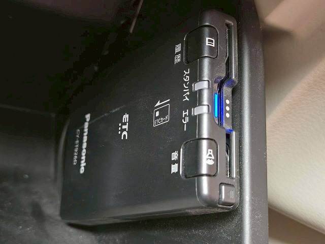 【ETC車載器】を装備しておりますので、ご納車直後からの遠距離ドライブも可能です。土日の利用料金の割引や、朝夕の通行料金を割引料金で高速道路をお楽しみいただけます。