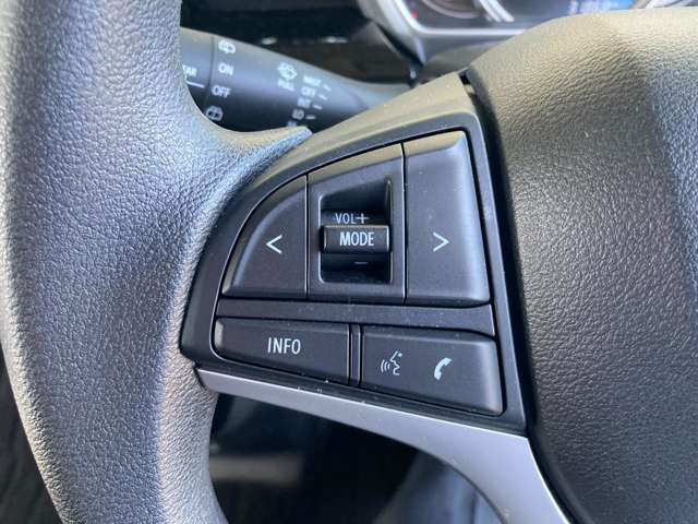 オーディオの音量やチャンネル操作ができるスイッチが、ハンドルに付いています。運転中でも、操作が行えて非常に安全・便利です！