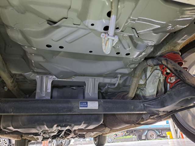 下まわりもこの年式の車としては大変きれいです。修復歴に関しましては左前のコアサポート一部ということで走行性能には起因しない箇所になります。走りも正常でまっすぐ走ります。