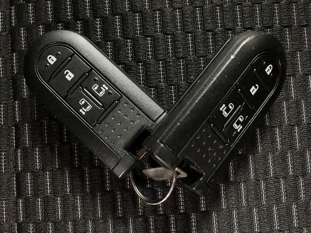 スマートキーを装備しています☆カギをカバンやポケットに入れて頂いた状態でドアロックの開閉やエンジンスタートをして頂けますよ！とても便利な装備です！